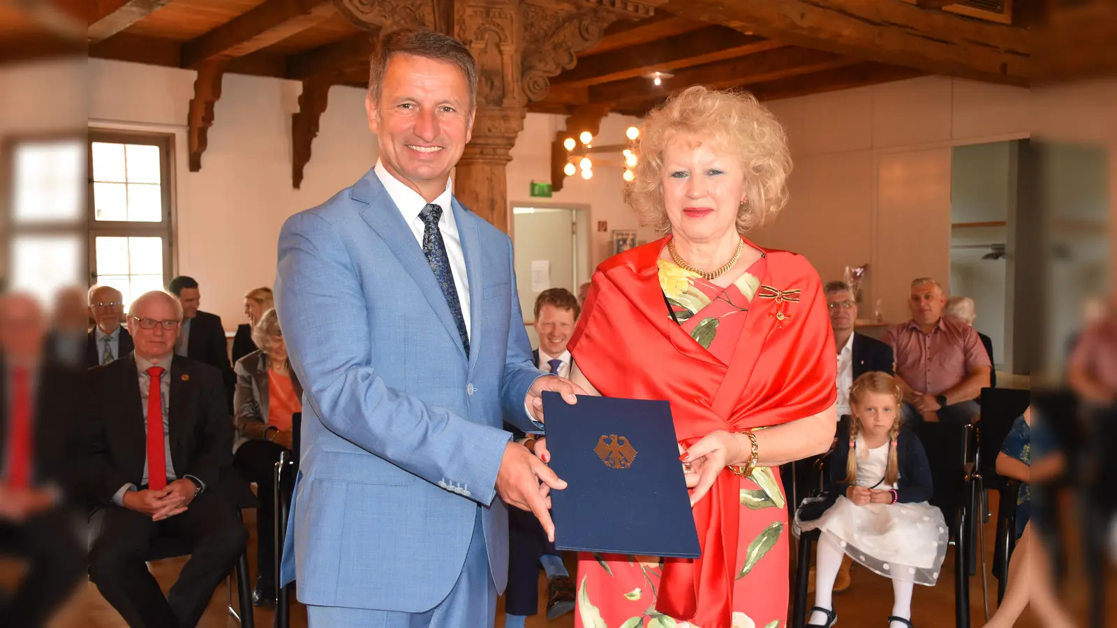 Michael Stickeln ehrte Jocelyn Lambert für ihr jahrzehntelanges Engagement.  (Foto: Barbara Siebrecht)