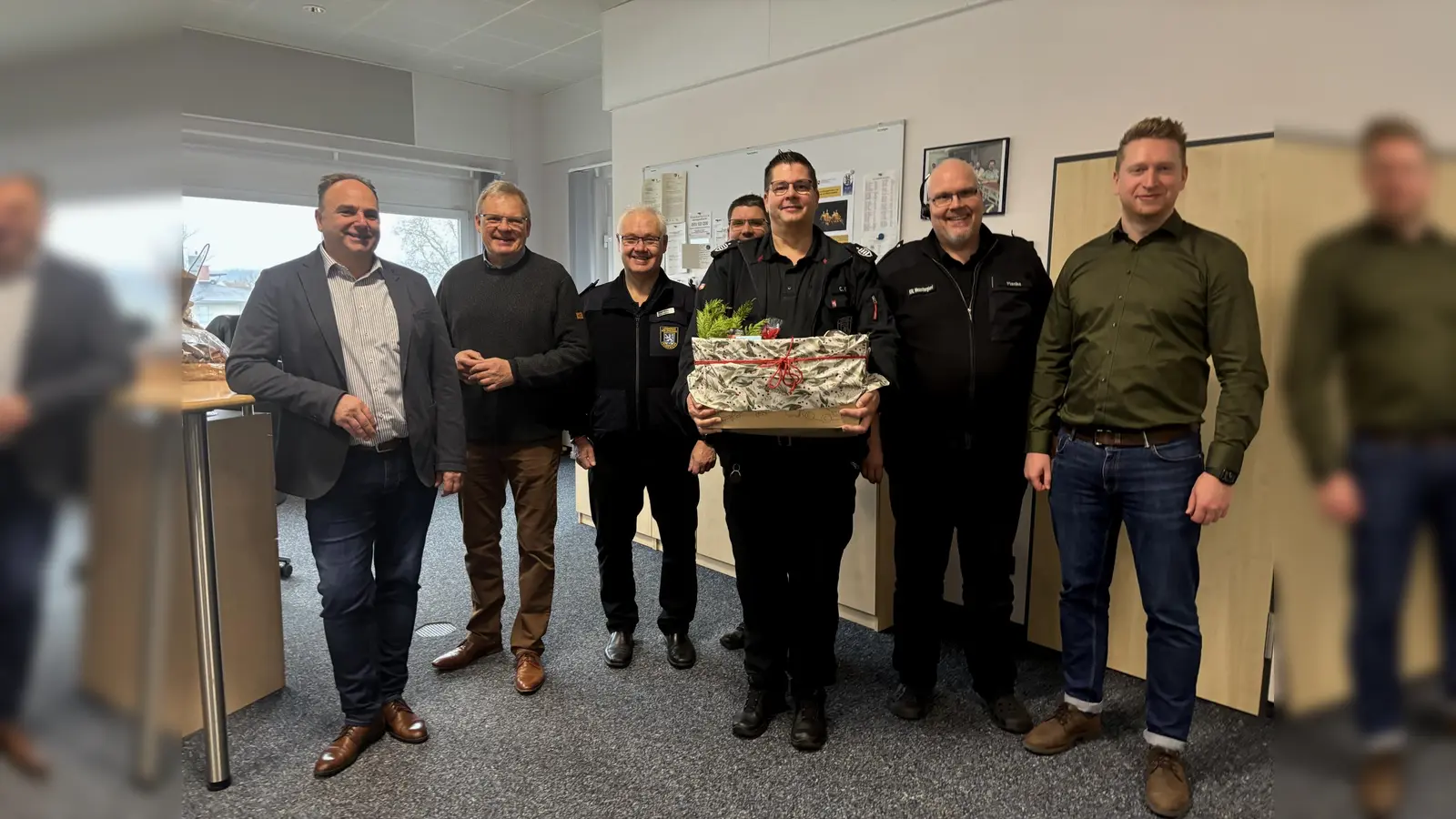 Besuch in der Hamelner Kreisleitstelle an Heiligabend, um noch einmal im Namen des Landkreises und seiner Bevölkerung Danke zu sagen (v.l.): Landrat Michael Schünemann zusammen mit Landrat Dirk Adomat und dem Vorsitzenden des Kreisfeuerwehrverbandes, Ralf Knocke bei den Kollegen der Kreisleitstelle. (Foto: Peter Drews/Landkreis Holzminden)