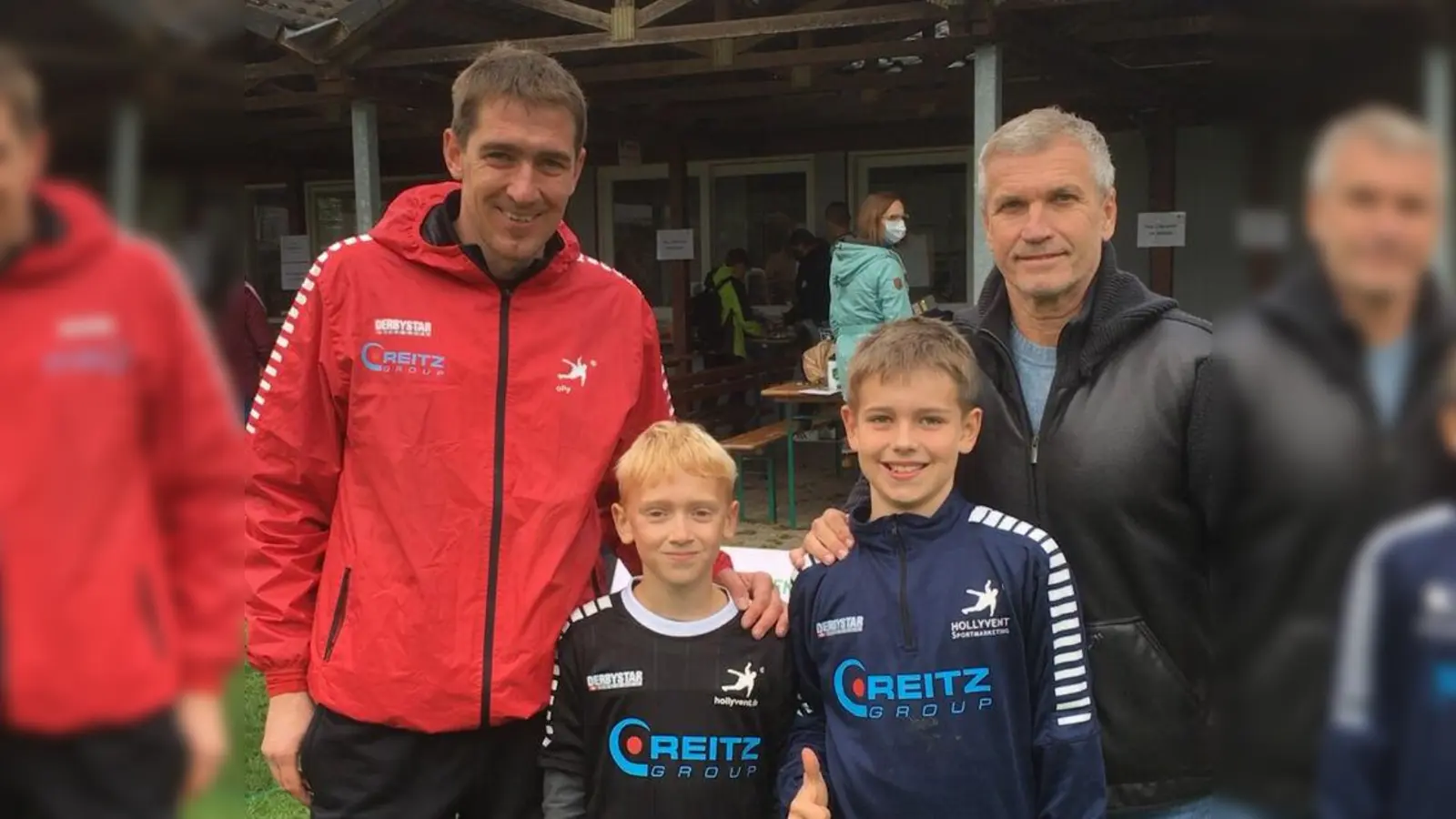 Jugendvorstand Christian Föst (l.) und Europapokalsieger Thomas von Heesen bei der Überreichung der Urkunden an die jungen Kicker. (Foto: Foto: FC Stahle)