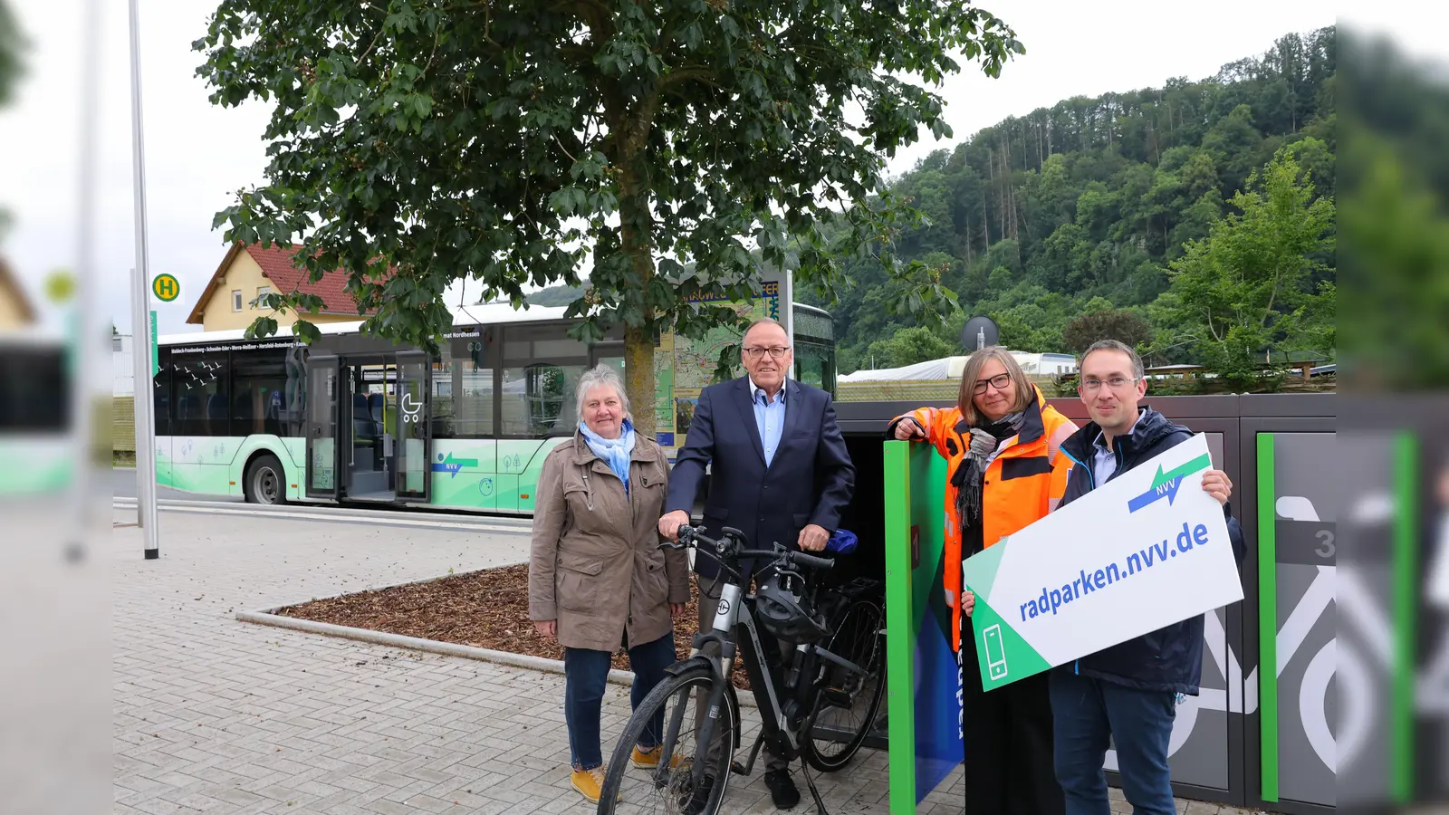  Fahrradboxen direkt am Bahnhof Bad Karlshafen: Dort können Fahrräder jetzt sicher abgestellt werden. Zudem wurde die Bushaltestelle (im Hintergrund) barrierefrei umgebaut. Im Bild von links Maria Luise Niemetz, Stadtverordnetenvorsteherin Bad Karlshafen, Wolfgang Rausch, NVV-Geschäftsführer, Diana Graf, Hessen Mobil, und Marcus Dittrich, Bürgermeister von Bad Karlshafen. (Foto:  NVV/Andreas Fischer)