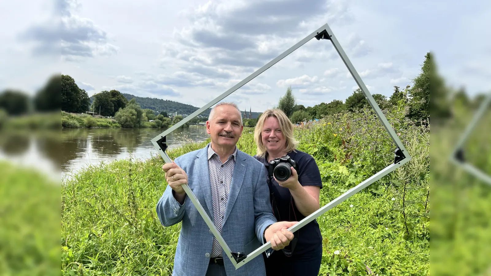 Höxters schönste Seiten im Fokus: Rainer Schwiete von der Volkshochschule und Manuela Puls vom Huxarium Gartenpark suchen Fotos von den Lieblingsorten der Höxteraner. (Foto: VHS/Huxarium)