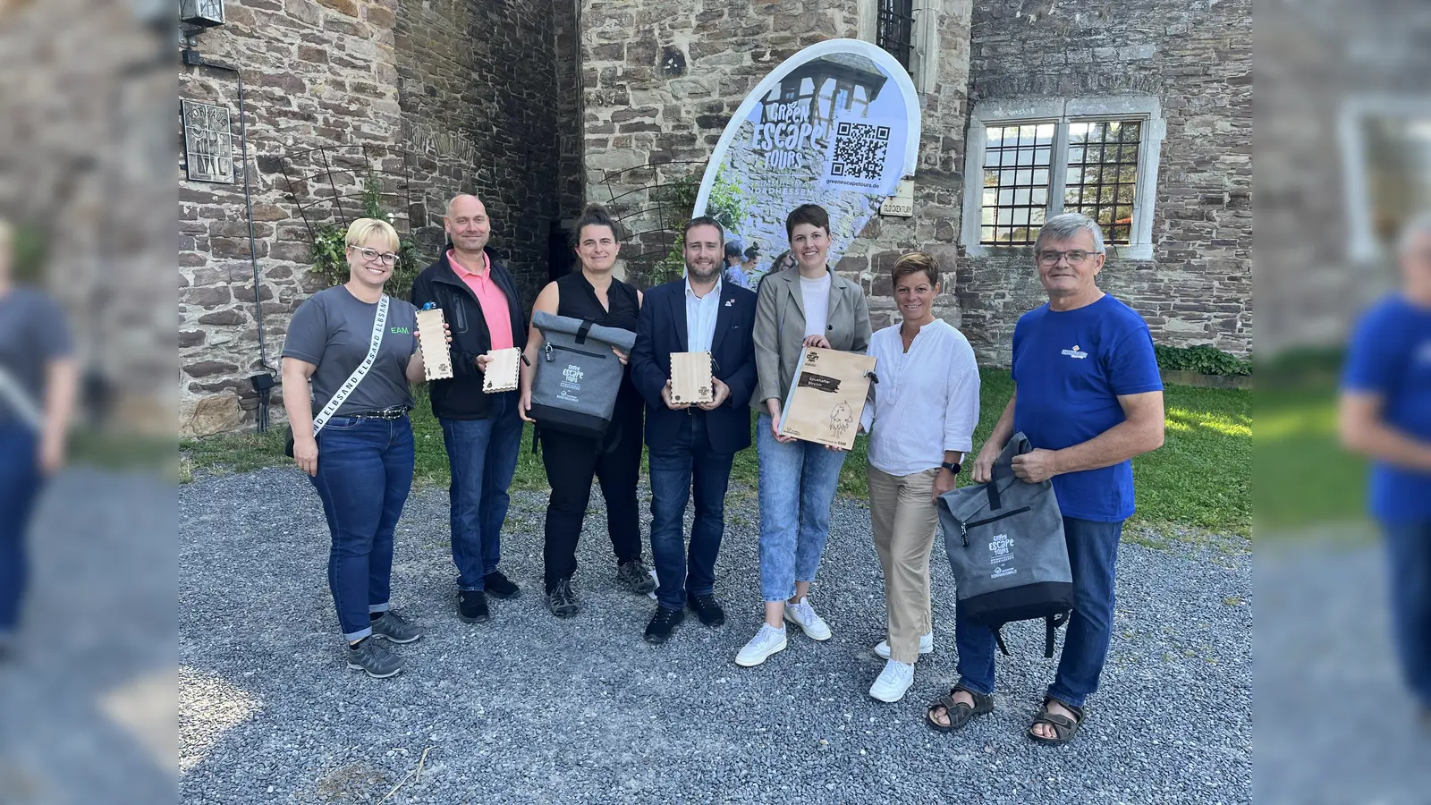 (v.l.) Stefanie Leisinger und Udo Förster von der EAM, Manuela Greipel, Geschäftsführerin Naturpark Reinhardswald, Manuel Zeich, Bürgermeister der Stadt Trendelburg, Lena Pfaar, GrimmHeimat Nordhessen, Nicole Sprenger von der EAM und Eilert Bretting, German Quest.<br> (Foto: Julia Sürder)