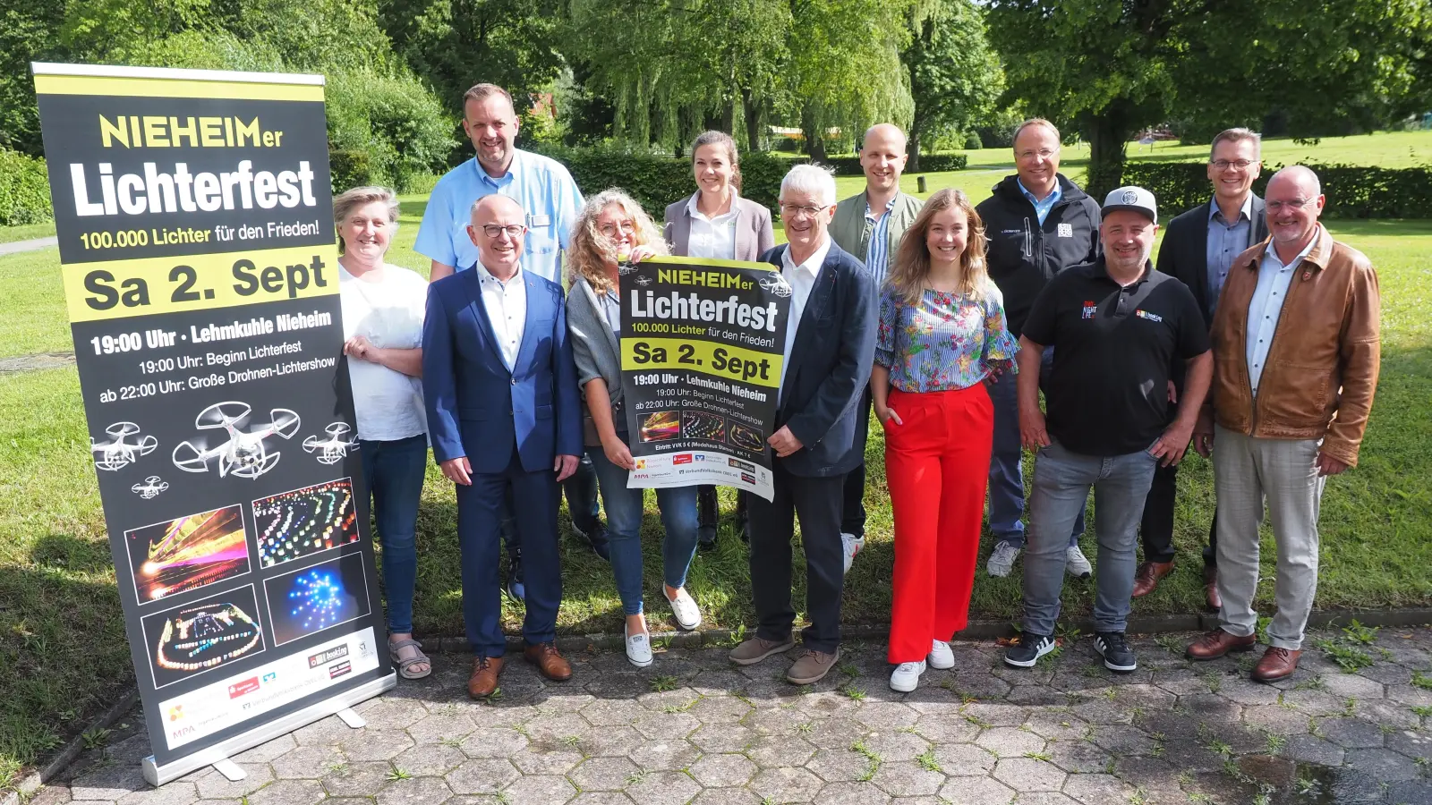 Die Organisatoren und Sponsoren des Nieheimer Festes der 100.000 Friedenslichter freuen sich auf den 2. September und das leuchtende Event vor Ort.  (Foto: privat)