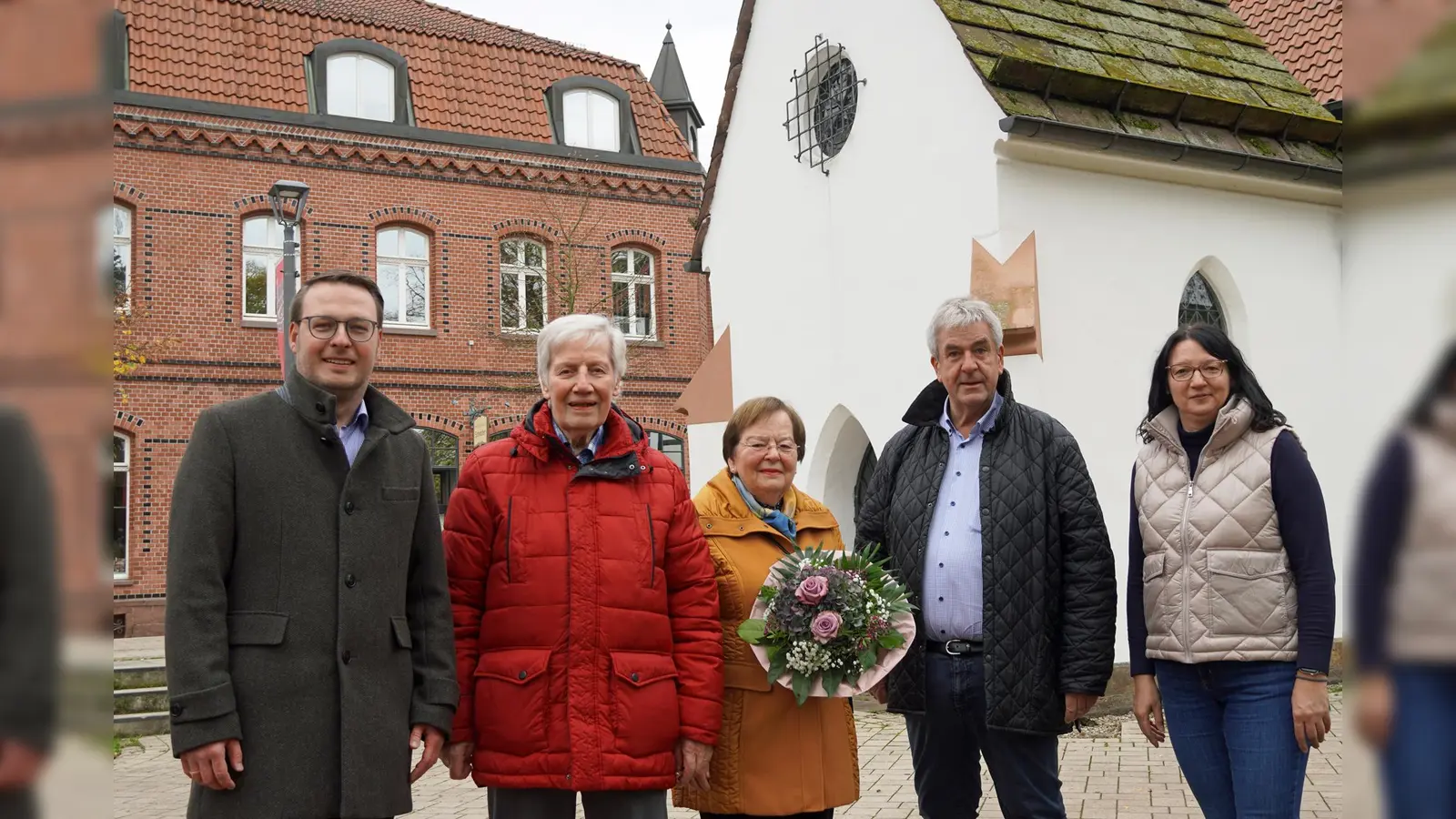 Bürgermeister Hermann Temme und Ines Koßmann (r.) sowie Alexander Kleinschmidt als Allgemeiner Vertreter (l.), dankten Klementine und Dieter Mus seitens der Stadt Brakel für den ehrenamtlichen Einsatz an der kleinen Kapelle im Hanekamp. (Foto: Stadt Brakel)