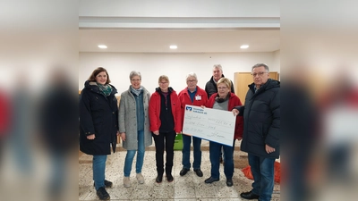 (v.l.) Leonie Küting und Hedwig Wecker von Fa. Gockeln Metallbau, Dorit Flore, Paul Arens und Anni Kohaupt von der AWO sowie Josef Diekmann und Michael Hagemeier vom MGV St. Josef. (Foto: AWO Peckelsheim)