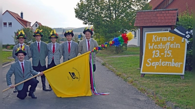 Die Kirmesburschen freuen sich auf die Kirmes: Kirmesvater Simon Hedrich, Fahnenträger Nils Homberger, Phil Berndt, Marvin Berndt, Benedict Kloppmann, Nils Erkelenz. (Foto: Wolfgang Lange)