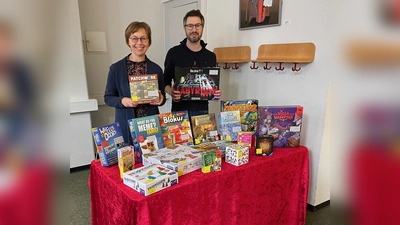 Heike Leupold und Jörg Hoffmann präsentieren das Angebot der Stadtbücherei. (Foto: Stadt Holzminden)