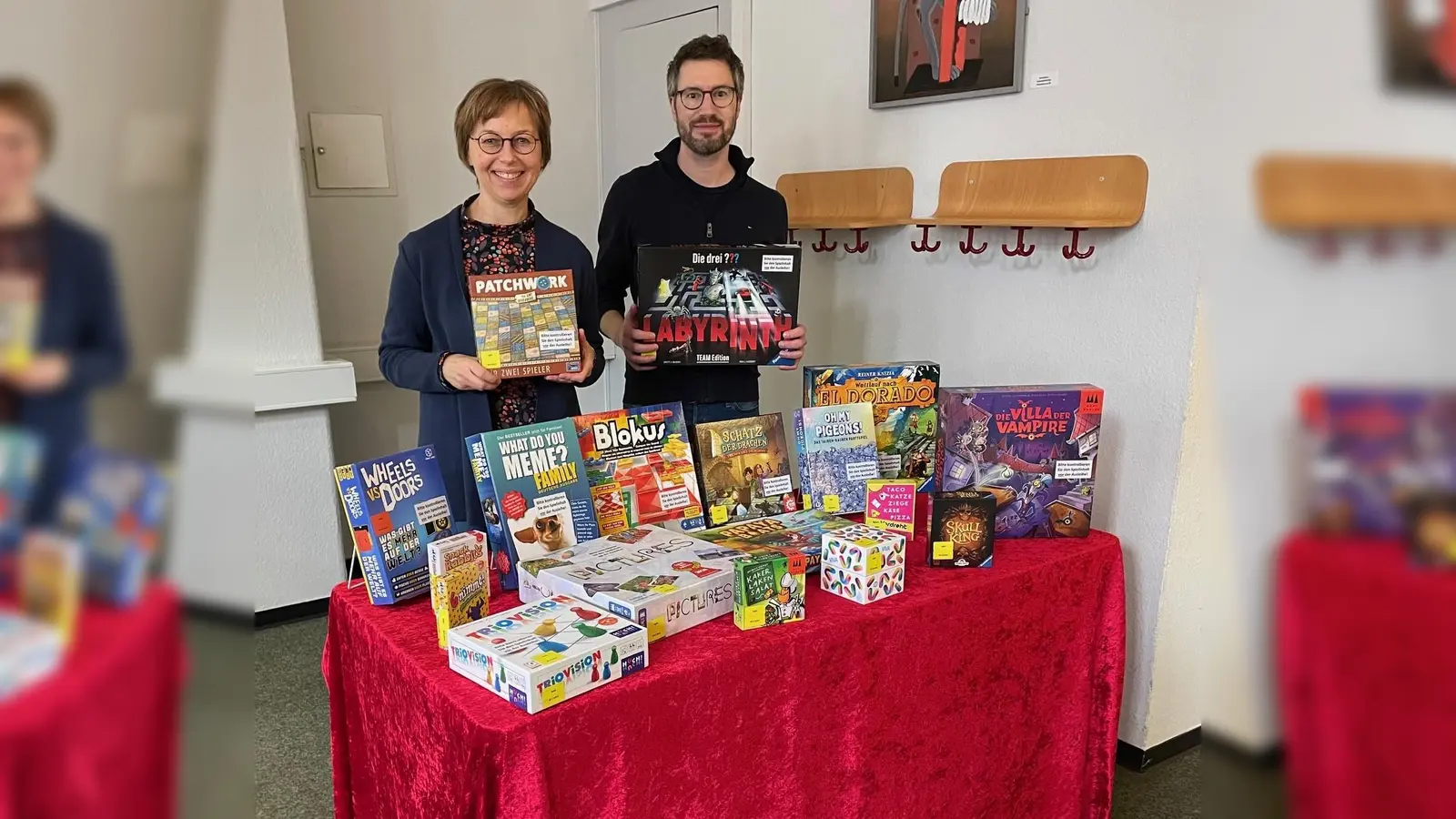 Heike Leupold und Jörg Hoffmann präsentieren das Angebot der Stadtbücherei. (Foto: Stadt Holzminden)