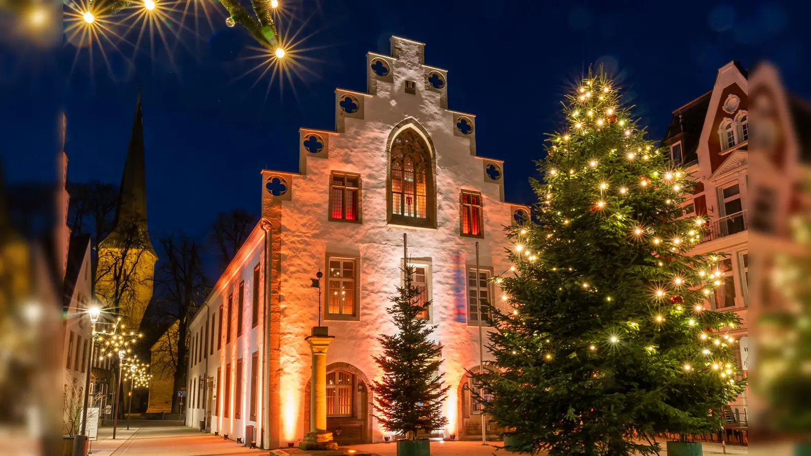 Das Brakeler Rathaus im weihnachtlichen Glanze. (Foto: Stadt Brakel)