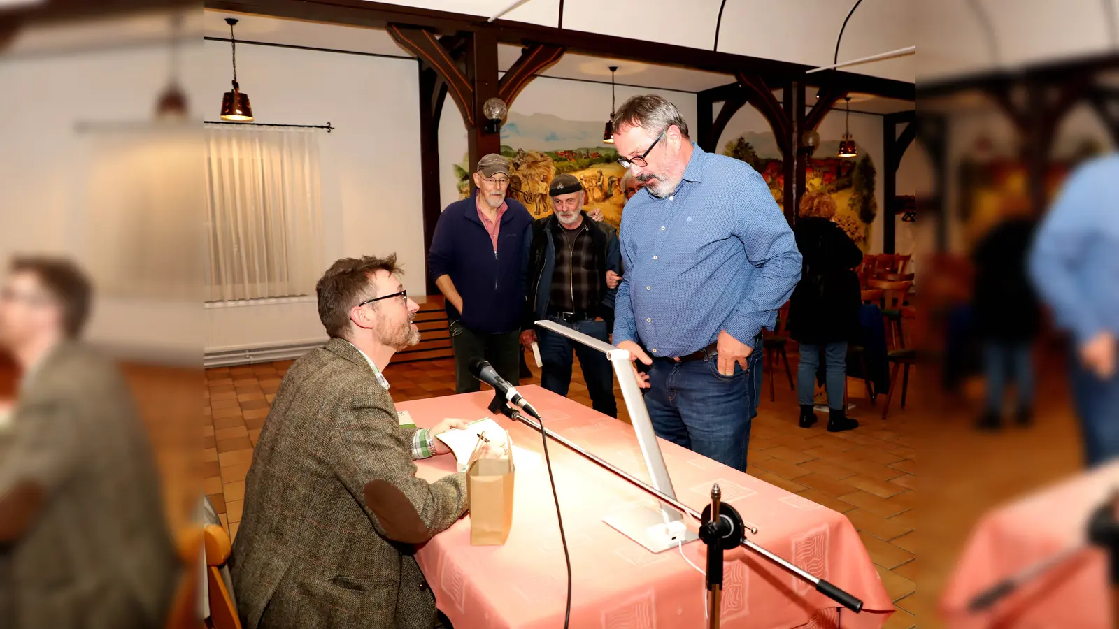 Anschließend an seine Lesung und ein Gespräch mit dem Publikum nahm sich Christoph Peters noch Zeit, die zahlreichen Signierwünsche seiner Bücher zu erfüllen. (Foto: Andreas Bernhard)