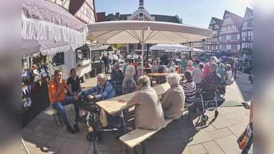 Schon am frühen Freitagnachmittag gut besucht: Der letzte Feierabendmarkt des Jahres auf dem Marktplatz der Dornröschenstadt. (Foto: Stefan Bönning)