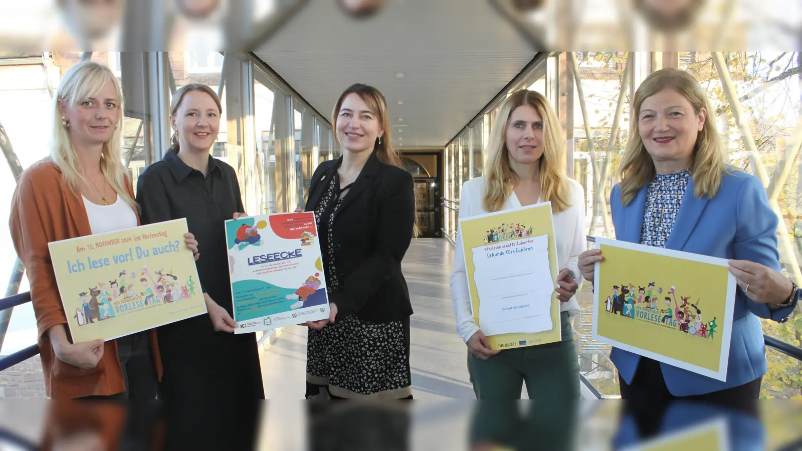 Auf den 21. bundesweiten Vorlesetag am Freitag, 15.November, freuen sich (von links): Sarah Mönnekes (Kommunales Integrationszentrum), Jana Potthast (Lehrkraft KI), Kreisdirektorin Manuela Kupsch, Sarah Nolte-Jelitte (Lehrkraft KI) und Filiz Elüstü (Teamleitung Kommunales Integrationszentrum). (Foto: Kreis Höxter)