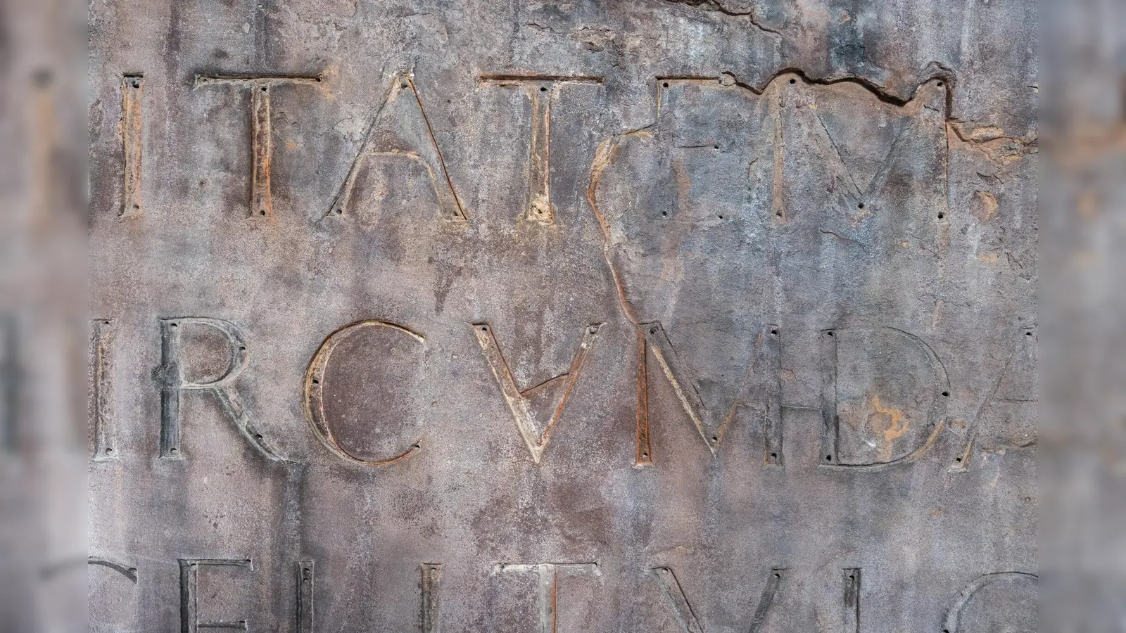 Detail der Inschriftentafel aus der Gründungszeit des Klosters Corvey. Die eingelegten, vergoldeten Buchstaben fehlen heute in der Originaltafel, denn sie gingen bereits in den vergangenen Jahrhunderten verloren. Foto: Kalle Noltenhans (Foto: K. Noltenhans)