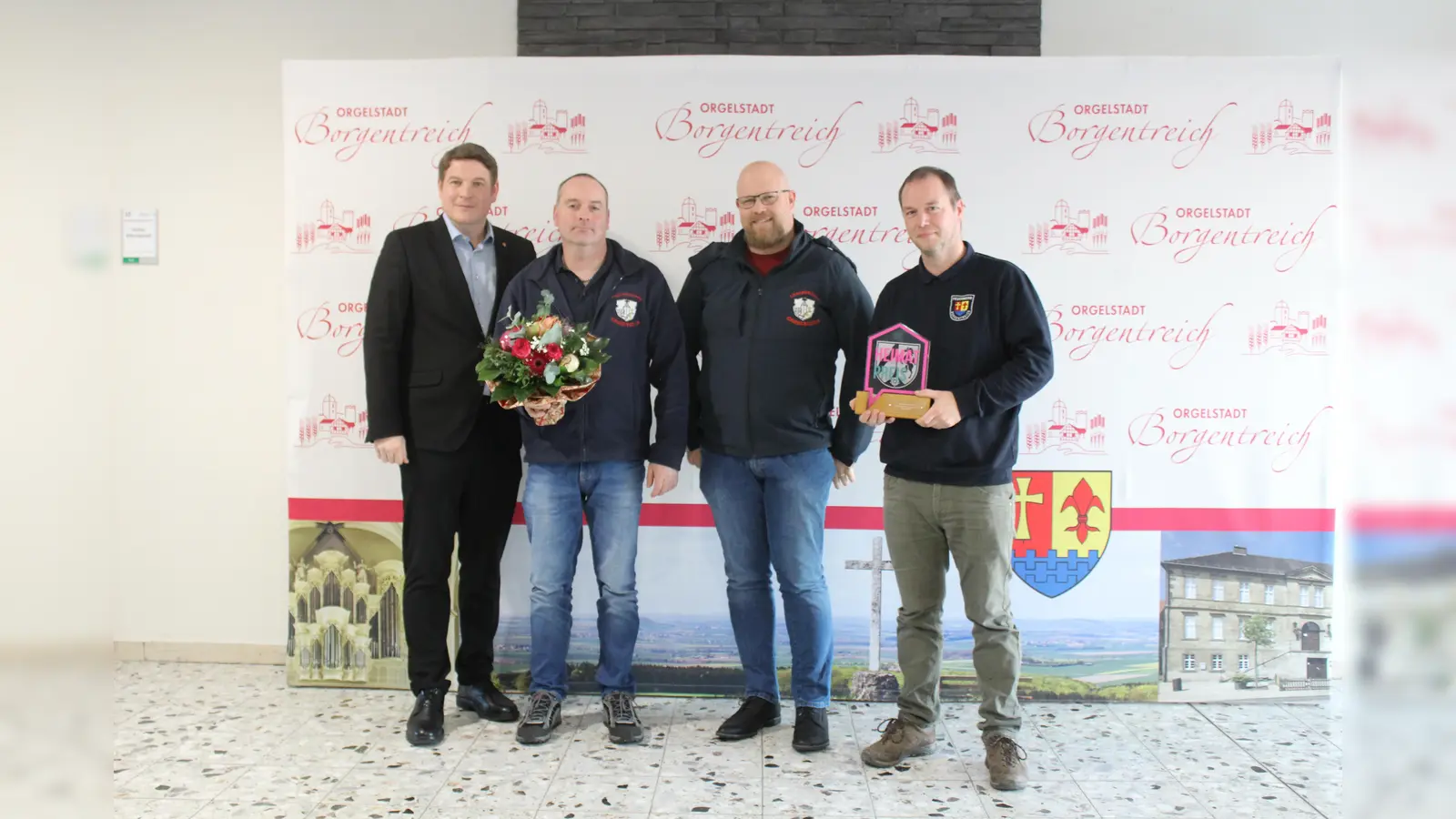 Bürgermeister Nicolas Aisch, Frank Peine, Martin Hübscher-Koke, Andre Brinkmann. (Foto: Stadt Borgentreich)