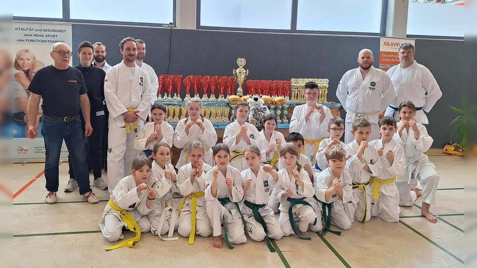 Beim Fototermin vor dem Turnierbeginn herrschte eine gewisse Anspannung, feierten doch einige Sportlerinnen und Sportler der Taekwondo Kampfgemeinschaft Boffzen-Fürstenberg bei der Weserbergland Meisterschaft ihre Premiere. Umso mehr freuten sie sich über die gute Unterstützung aus dem Publikum.  (Foto: MTV Boffzen)