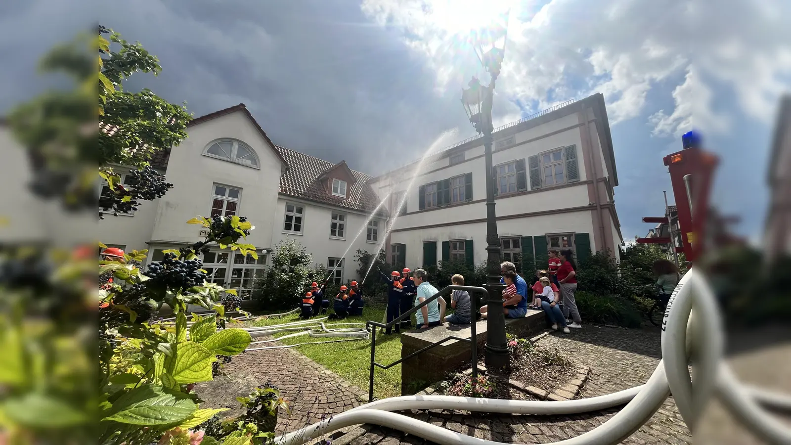 Übung der Jugendfeuerwehr Hofgeismar am Stadtmuseum. (Foto: Julia Sürder)