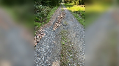 Freigespülte Fahrbahn eines Waldweges. Für Wanderer ohne Gefahr zu benutzen. Für Radfahrer, Reiter und Kutscher aber eine Gefahrenquelle. Dennoch mit angepasster Geschwindigkeit passierbar. (Foto: HessenForst)