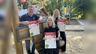 Vorfreude auf den Tag der Kindertagespflege (v.l.): Christian Rodemeyer, Leiter der Abteilung Kinder, Jugend und Familie, Stephanie Werk-Ferber (pädagogische Fachberaterin) und Katharina Sinn (pädagogische Fachberaterin). (Foto: Kreis Höxter)