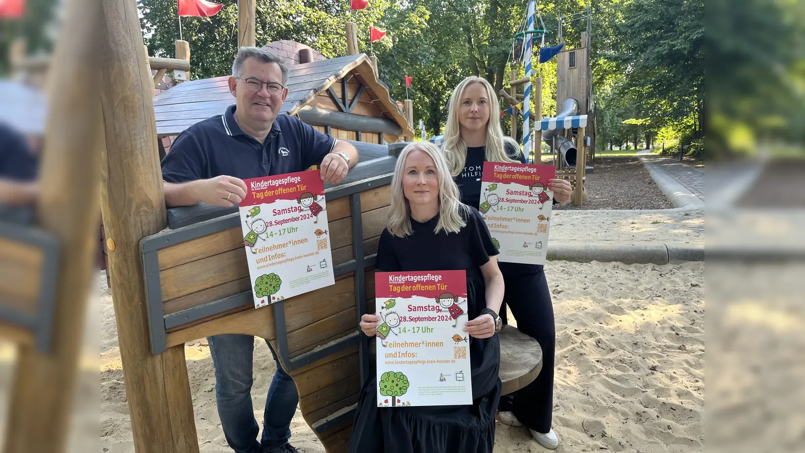 Vorfreude auf den Tag der Kindertagespflege (v.l.): Christian Rodemeyer, Leiter der Abteilung Kinder, Jugend und Familie, Stephanie Werk-Ferber (pädagogische Fachberaterin) und Katharina Sinn (pädagogische Fachberaterin). (Foto: Kreis Höxter)