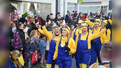 Direkt dem Fernseher entsprungen: Die „Minions” lassen sich in Steinheim sehen. (Foto: Marc Otto)