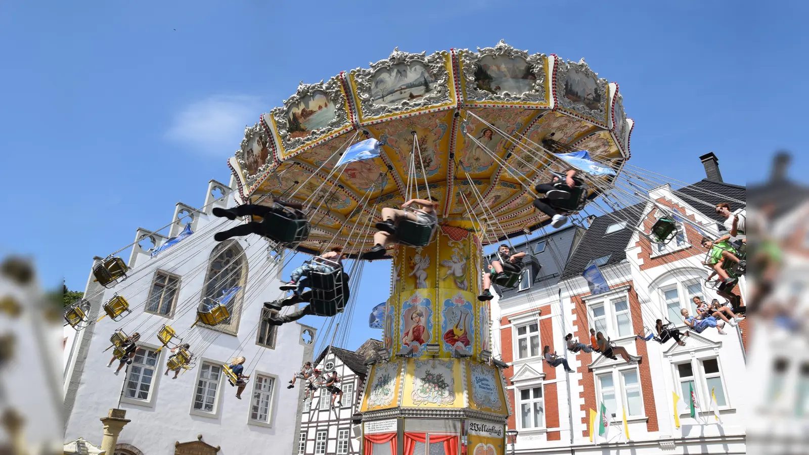 Wenn es nicht da wäre, würde dem Annentag was fehlen: Das Kettenkarussel vor dem Rathaus. (Foto: Marc Otto)