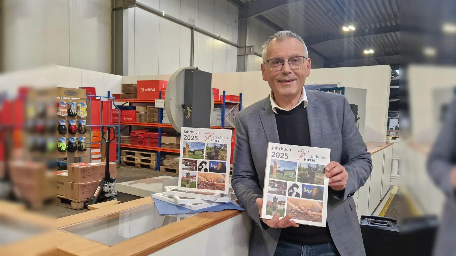 Landrat Andreas Siebert stellte das Jahrbuch 2025 im Berufsorientierungszentrum (BOZ) des Landkreises vor.  (Foto: Landkreis Kassel)