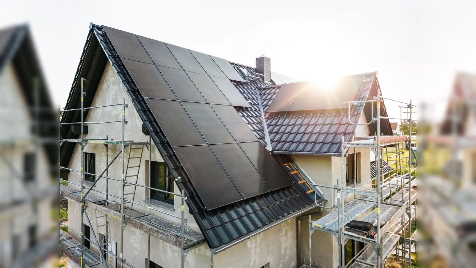 Trotz strenger gesetzlicher Vorgaben haben Bauherren Spielräume, wie sie an ihrem Haus Maßnahmen zum Klimaschutz und zum Einsatz erneuerbarer Energien umsetzen. (Foto: DJD/Bauherren-Schutzbund/Getty Images/photoschmidt)