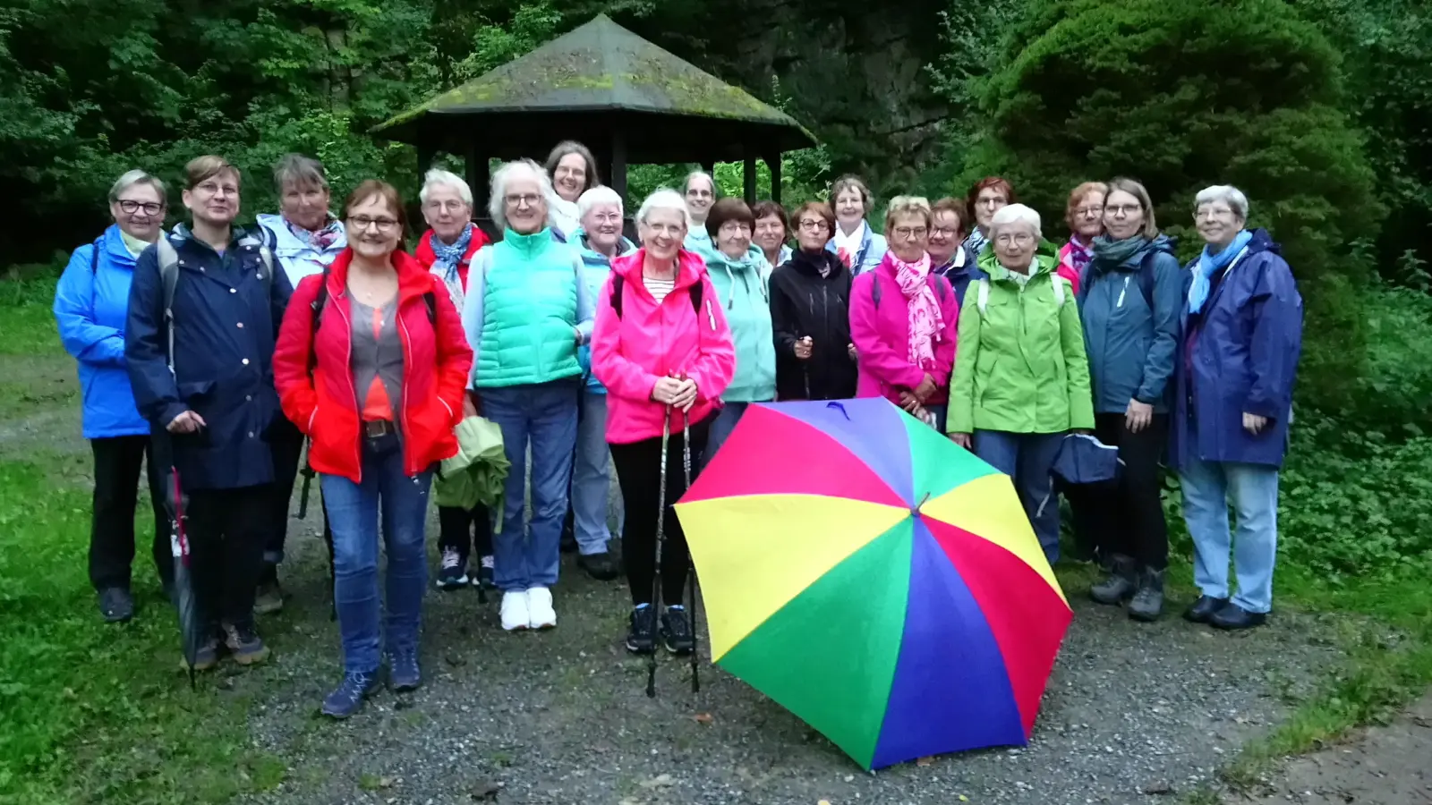 Mechthild Bange (4. von links) lud zur Abendwanderung ein, die auch durch das Arboretum führte. (Foto: Doris Dietrich)