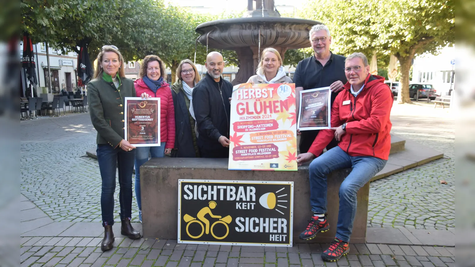 Präsentieren ein buntes Programm (v.l.): Cornelia Meyer-Löhr, Jägerschaft Holzminden, Isabell Adam und Inga Schaper vom Stadtmarketing, Karsten Gonzaga vom 3 Stars-Food Truck, Bianca Kleeschulte, Werbekreis Holzminden, Jean-Marc Molard vom Rotary Club Holzminden und Hegering Holzminden Jens-Peter Meffert von der Verkehrswacht Weser-Solling Holzminden.  (Foto: Marc Otto)