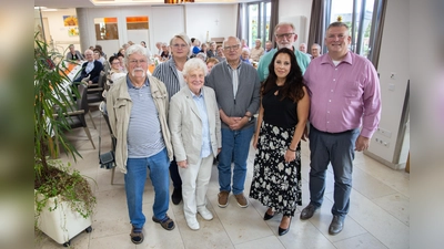 Die Ehrenamtlichen der Besuchsdienste der KHWE treffen sich in diesem Jahr im St. Rochus Seniorenhaus in Steinheim (von links): Hans Thiet (Vorsitzender Förderverein St. Rochus Krankenhaus/Seniorenhaus), Friedhilde Lichtenborg (Krankenhausseelsorgerin und Koordinatorin Christliche Krankenhaushilfe), Marianne Eulberg (Vorsitzender Besuchsdienst St. Josef Hospital Bad Driburg), Reinhold Bröker (stellvertretender Vorsitzender Besuchsdienst St. Josef Hospital Bad Driburg), Dr. Manuela Laura Buchmann (Chefärztin Akutgeriatrie Steinheim), Ulrich Drews (Koordinator Besuchsdienst St. Rochus Krankenhaus) und KHWE-Geschäftsführer Christian Jostes. (Foto: KHWE)