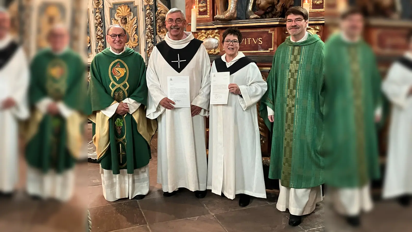 Pastor Thomas Nal (links) und Pastor Frank Grunze (rechts) stehen Hiltrud Vornholt und Heinz-Dieter Schlenke als Mentoren zur Seite. Mit einem bewegenden Einführungsgottesdienst in der ehemaligen Abteikirche Corvey haben die beiden Ehrenamtlichen ihren Dienst aufgenommen – begleitet mit Segenswünschen aus den Gemeinden des Pastoralverbundes. (Foto: PV Corvey)