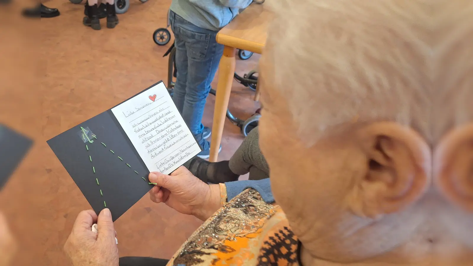 Liebevoll gestaltete Weihnachtsgrüße erfreuen die Senior*innen.  (Foto: ZEE)