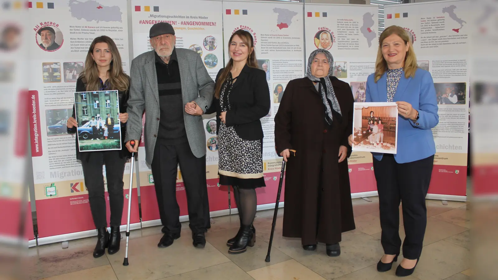 Freuen sich auf die Wanderausstellung „Migrationsgeschichten im Kreis Höxter“ in der Aula des Kreishauses (v.l.): Nursen Eliyazici (Kommunales Integrationszentrum), Ali Karaca (hat seine Familiengeschichte gemeinsam mit seiner Frau Cemile Karaca dargestellt), Kreisdirektorin Manuela Kupsch sowie Filiz Elüstü (Teamleitung Kommunales Integrationszentrum). (Foto: Kreis Höxter)