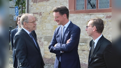 Ministerpräsident Wüst im Gespräch mit Anton Wirmer, Sohn von Josef Wirmer, und Bürgermeister Tobias Scherf. (Foto: Julia Sürder)