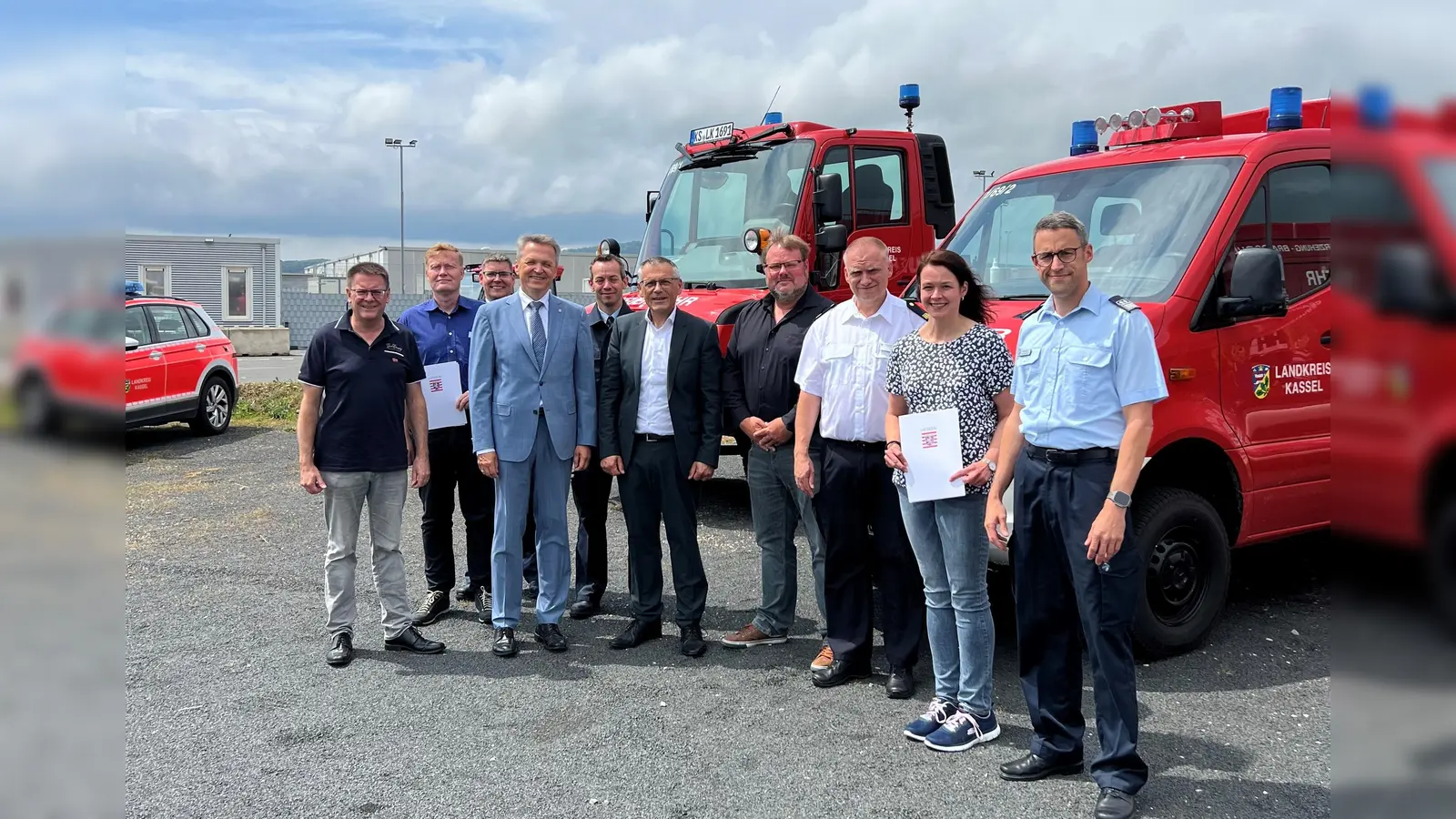 Förderung für die Feuerwehren: Fuldatals Bürgermeister Karsten Schreiber (vorne von links), der Kasseler Brandschutzdezernent Heiko Lehmkuhl, Staatssekretär Martin Rößler und Landrat Andreas Siebert zu Besuch beim Fachbereich Gefahrenabwehr in Calden.  (Foto: Landkreis Kassel)