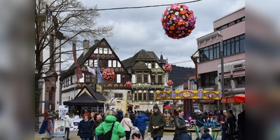 Höxters Frühlingsfest ist bunt - nicht nur dank all der Blütenpracht. (Foto: Marc Otto)