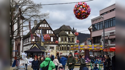 Höxters Frühlingsfest ist bunt - nicht nur dank all der Blütenpracht. (Foto: Marc Otto)