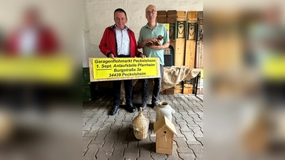 Freuen sich auf den ersten Garagenflohmarkt in Peckelsheim: Peter-Wilhelm Legge (links) und Willibernd Schröder von der Zukunftsinitiative.  (Foto: privat)