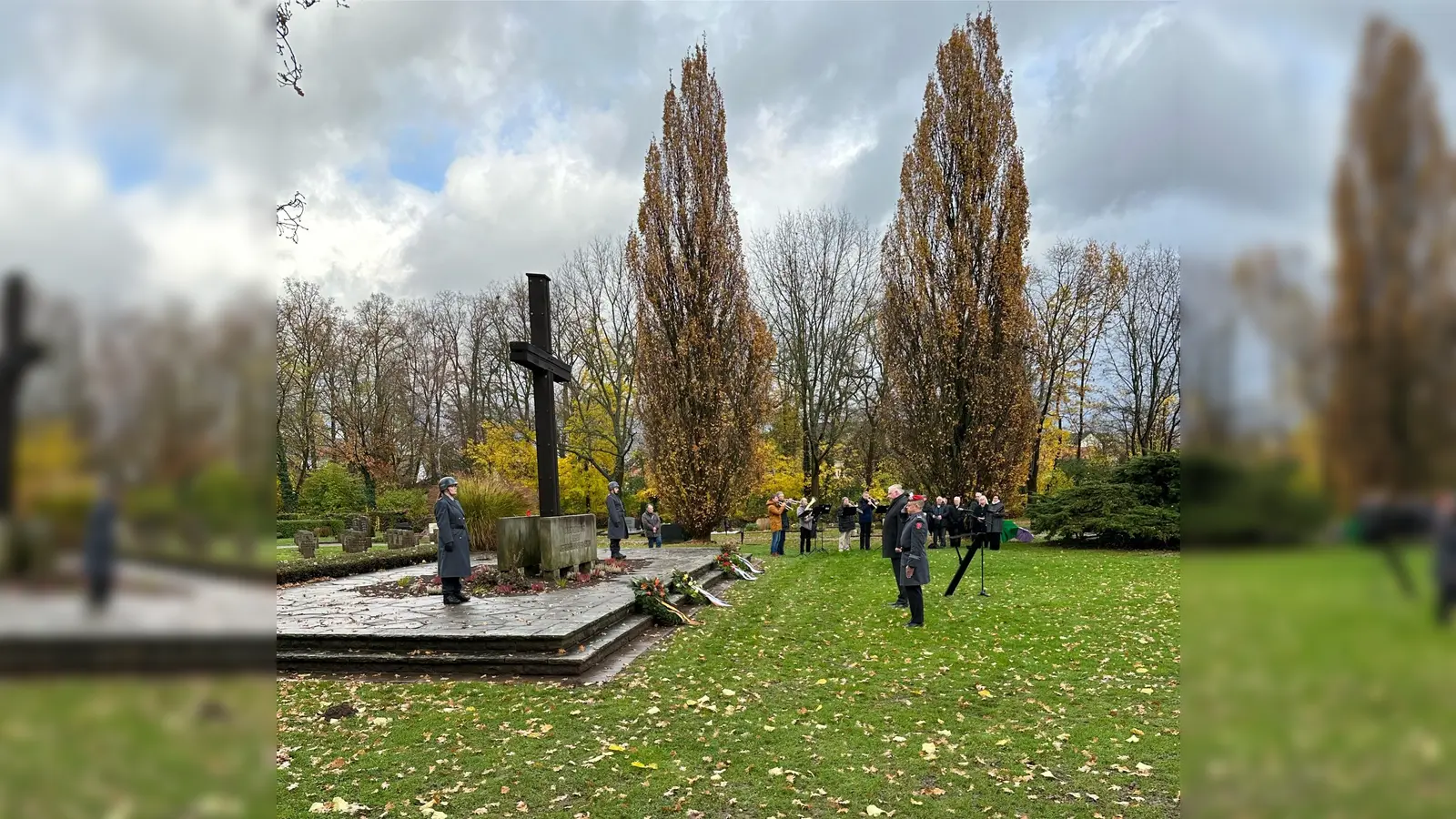 An der Gedenkstätte für die Gefallenen und Vermissten. (Foto: Stadt Höxter)