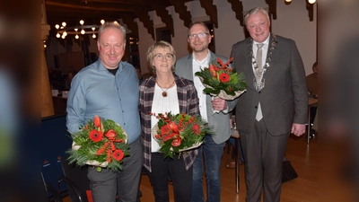 Die Ehrenamtspreisträger 2024 (v.l.): Stefan Risse, Michaela Bast und Diethelm Breker zusammen mit Bürgermeister Daniel Hartmann (Foto: Stadt Höxter)