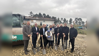 MdL Matthias Goeken, Stadtwerke-Geschäftsführer Leander Sasse, Bürgermeister Tobias Scherf, Grünen-Fraktionsvorsitzender Josef Schrader, Ministerin Ina Scharrenbach, AfD-Fraktionssprecher Andreas Braunst, CDU-Fraktionschef Hubertus Kuhaupt, SPD-Fraktionsvorsitzender Patrick Engelbracht, 1. Beigeordneter Andreas Niggemeyer und Architekt Thomas Kalman. (Foto: Julia Sürder)