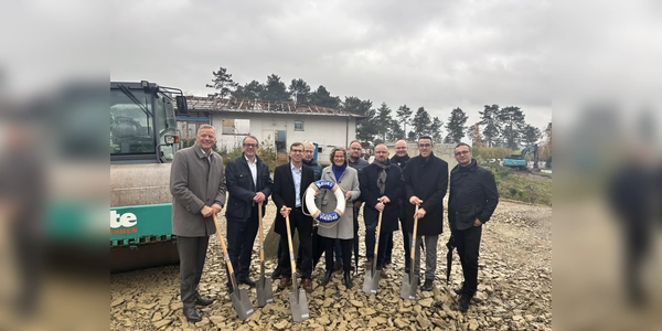 MdL Matthias Goeken, Stadtwerke-Geschäftsführer Leander Sasse, Bürgermeister Tobias Scherf, Grünen-Fraktionsvorsitzender Josef Schrader, Ministerin Ina Scharrenbach, AfD-Fraktionssprecher Andreas Braunst, CDU-Fraktionschef Hubertus Kuhaupt, SPD-Fraktionsvorsitzender Patrick Engelbracht, 1. Beigeordneter Andreas Niggemeyer und Architekt Thomas Kalman. (Foto: Julia Sürder)