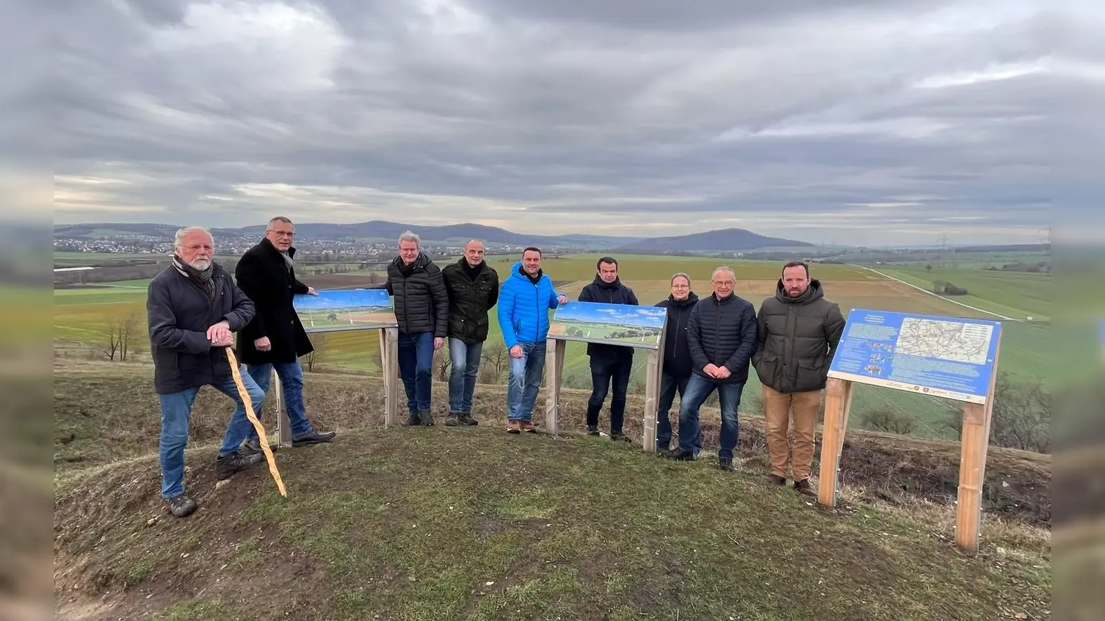 (v.l.) Jürgen Lips, Geschichtskreis Carlsdorf, Landrat Andreas Siebert, Peter Nissen, Leiter Servicezentrum Regionalentwicklung, Uwe Wendt, Bürgermeister Torben Busse, Tobias und Nadine Hofmeyer, Ortsvorsteher Reiner Hofmeyer und Philipp Könemann.  (Foto: Julia Sürder)