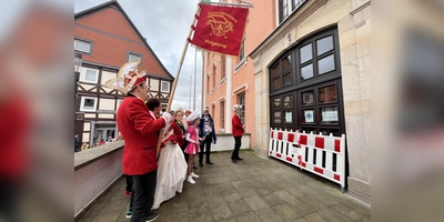 Da standen sie vor verschlossener Rathaustür.  (Foto: Julia Sürder)