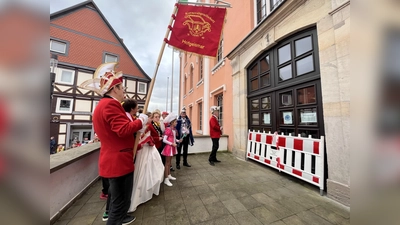 Da standen sie vor verschlossener Rathaustür.  (Foto: Julia Sürder)