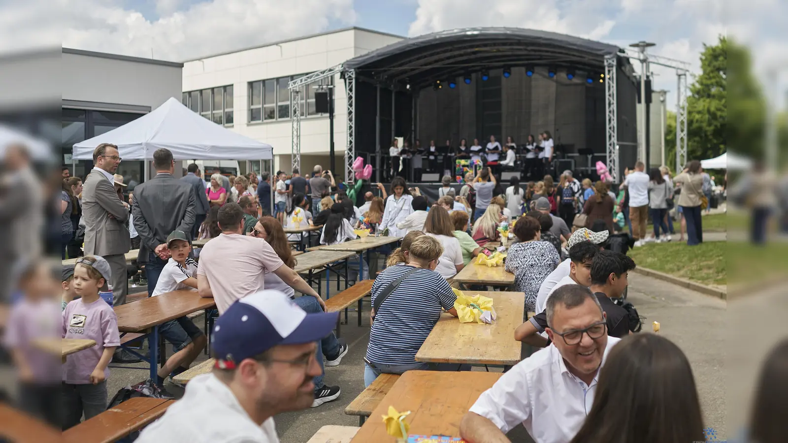 Glückwünsche, Musik und in Erinnerungn schwelgen – all das war Gegenstand der Feier anlässlich des 50-jährigen Jubiläums der Gustav-Heinemann-Schule. (Foto: Stefan Bönning)