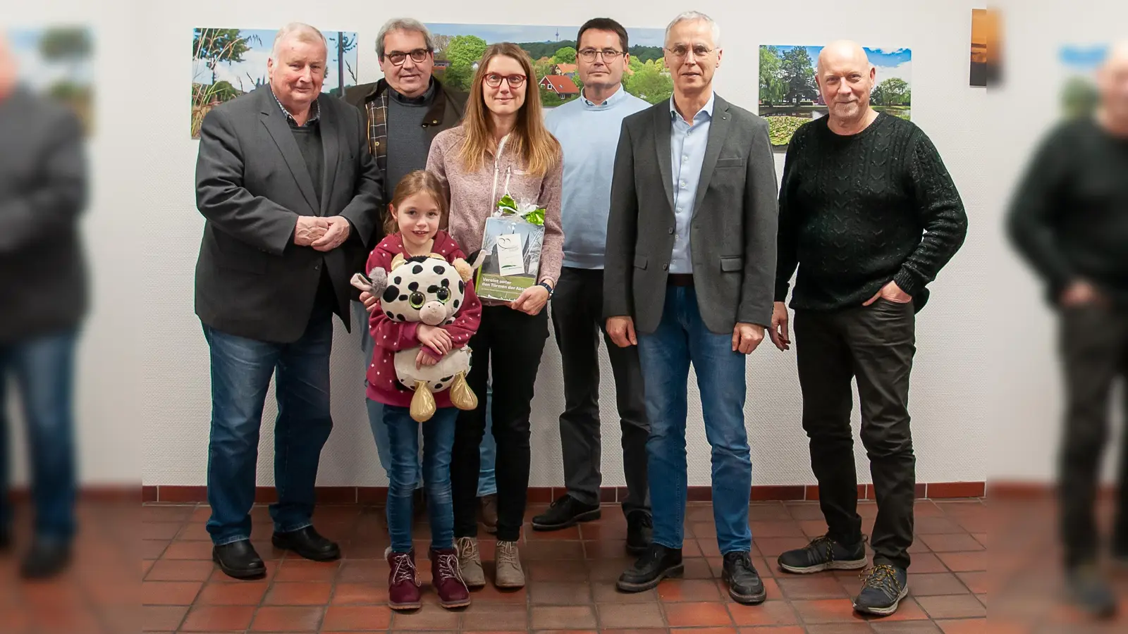 Hans-Werner Gorzolka, Thomas Johlen, Laura Welling, Kathrin Welling, Elmar Meyer, Bürgermeister Josef Suermann und Franz Meyer. (Foto: Stadt Marienmünster)