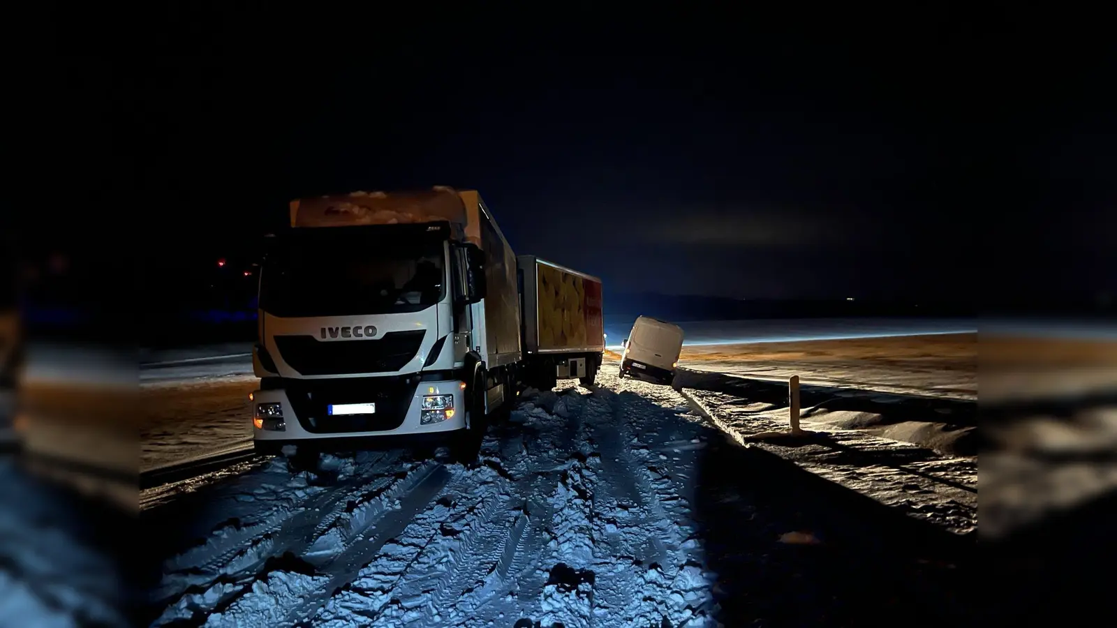 Der Lkw sorgte für eine Vollsperrung. (Foto: Kreispolizeibehörde Höxter)