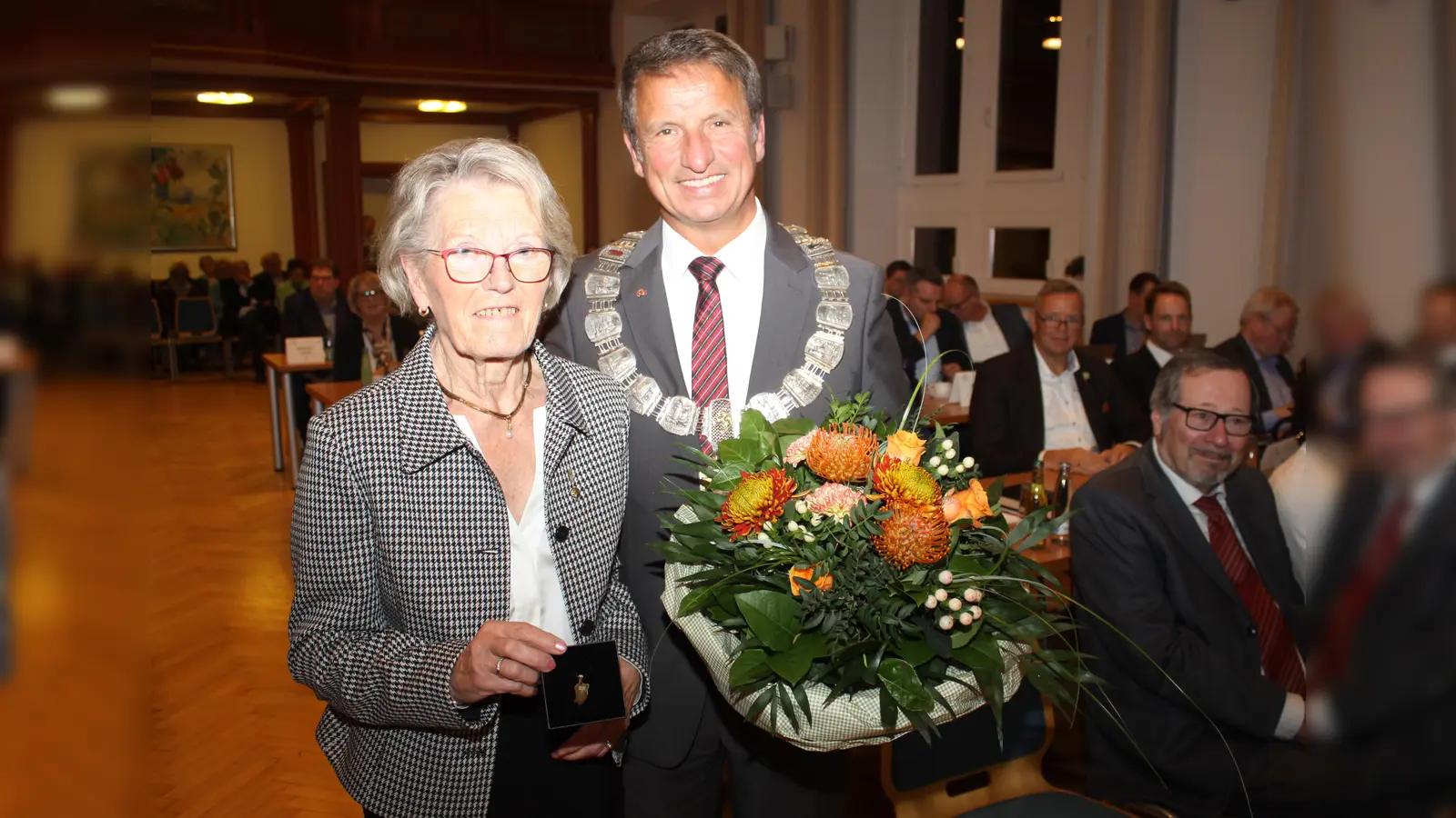 Die ehemalige stellvertretende Landrätin Carola Breker erhält aus den Händen von Landrat Michael Stickeln das Verdienstwappen des Kreises Höxter in Gold. (Foto: Kreis Höxter)