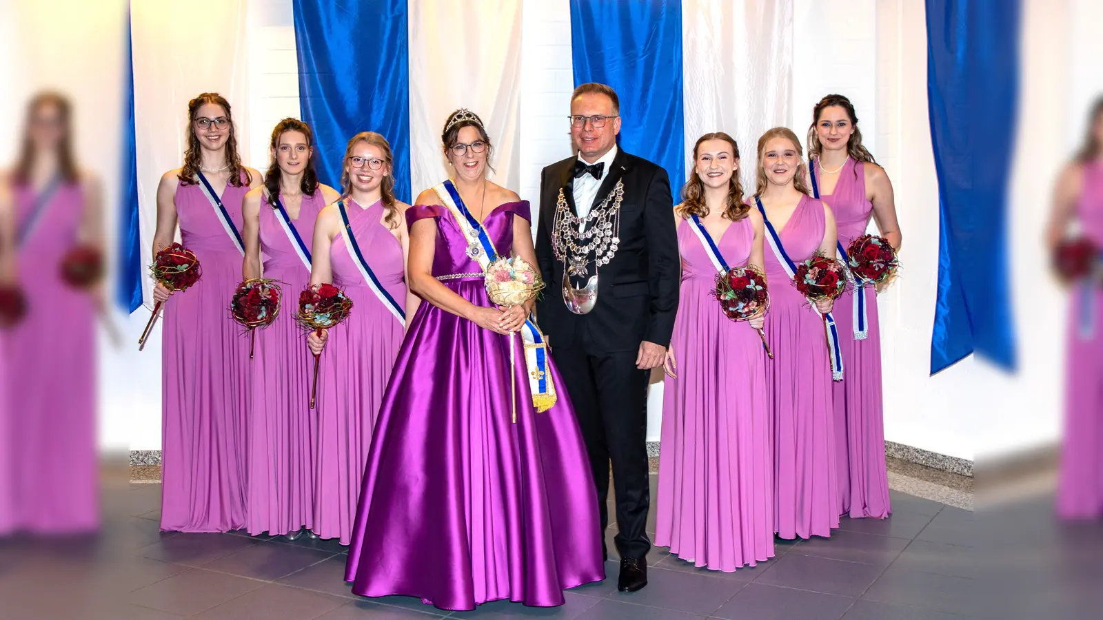 Die Majestäten Peter Riepe und Karin Latzel mit ihren Hofdamen genossen den Majestätenball.  (Foto: Schützenverein Beverungen)